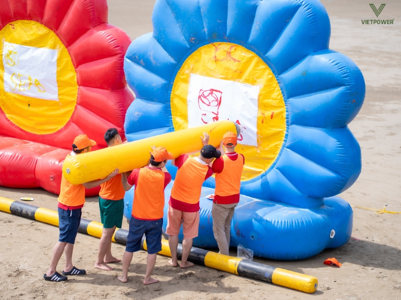 Không gian biển thoáng mát, bãi cát dài lý tưởng cho các trò chơi nhóm và hoạt động teambuilding