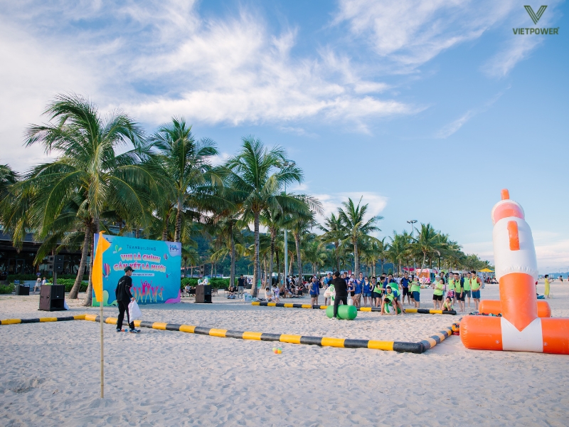 Đây là địa điểm lý tưởng để tổ chức các trò chơi bãi biển, hoạt động nhóm ngoài trời