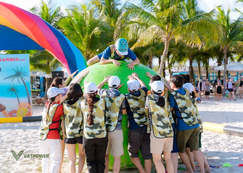 Hoạt động team building ngoài trời là hình thức phổ biến được yêu thích hiện nay