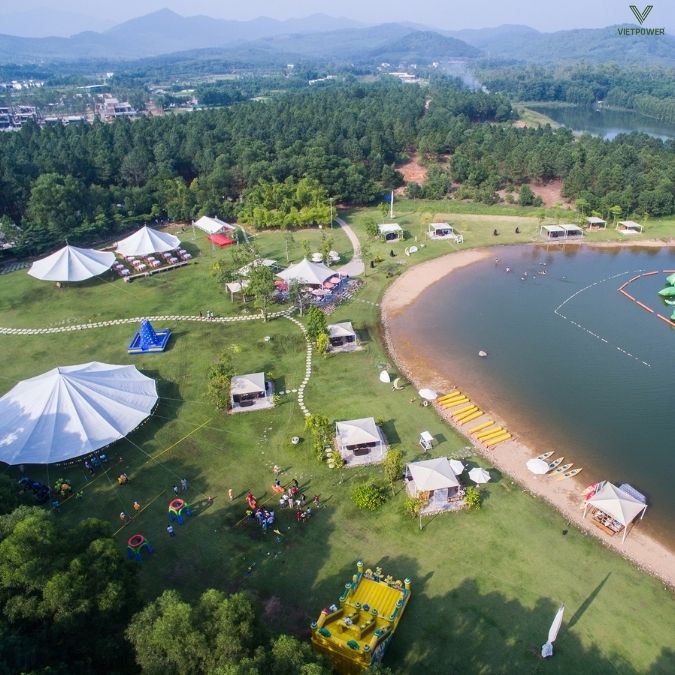 Đại Lải Lakeview có bãi cỏ rộng để tổ chức các hoạt động team building lớn