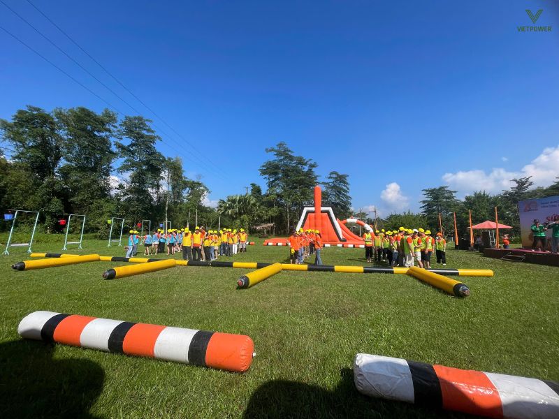 Bãi cỏ rộng rãi tại các resort hoặc khu du lịch sinh thái là nơi lý tưởng cho các hoạt động tập thể