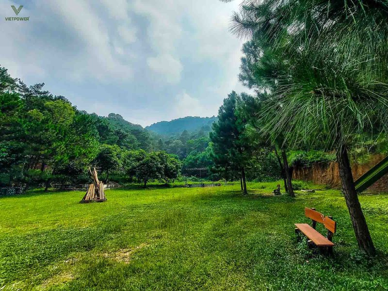 Sóc Sơn có không gian rừng thông, hồ nước và bãi cỏ rộng, gần Hà Nội