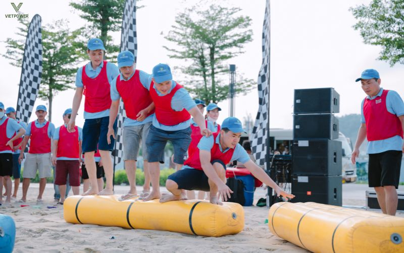 Lên phao cùng nhau tiến bước tạo cơ hội cho tất cả thành viên được sát lại gần nhau