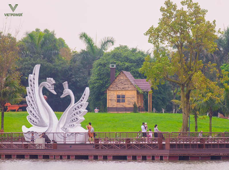 Công viên Hồ Thiên Nga có diện tích mặt nước rộng lớn và khung cảnh thiên nhiên hoang sơ