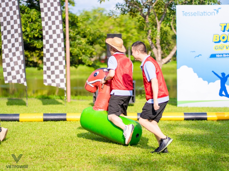 Trò chơi ‘Cưỡi ngựa hơi tiếp sức’ còn là thử thách đòi hỏi tinh thần đồng đội và sự phối hợp nhịp nhàng