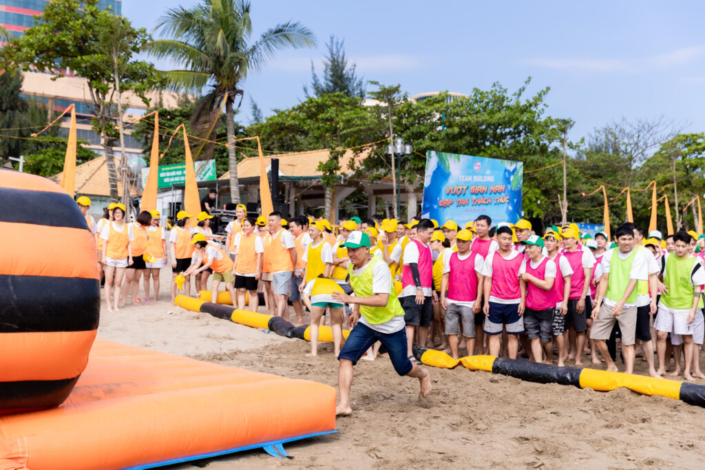 Trò chơi team building dưới nước - Cầu khỉ thử thách
