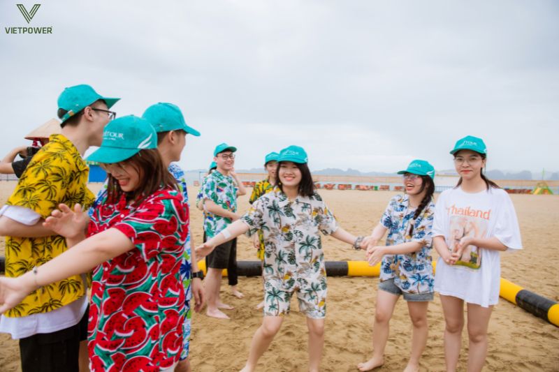 Đồng phục team building đi biển họa tiết sặc sỡ