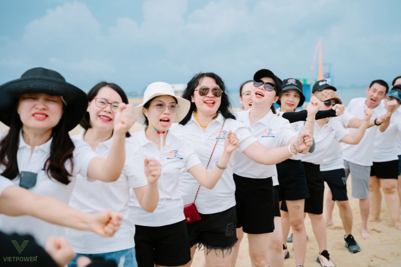 Báo giá áo team building đi biển