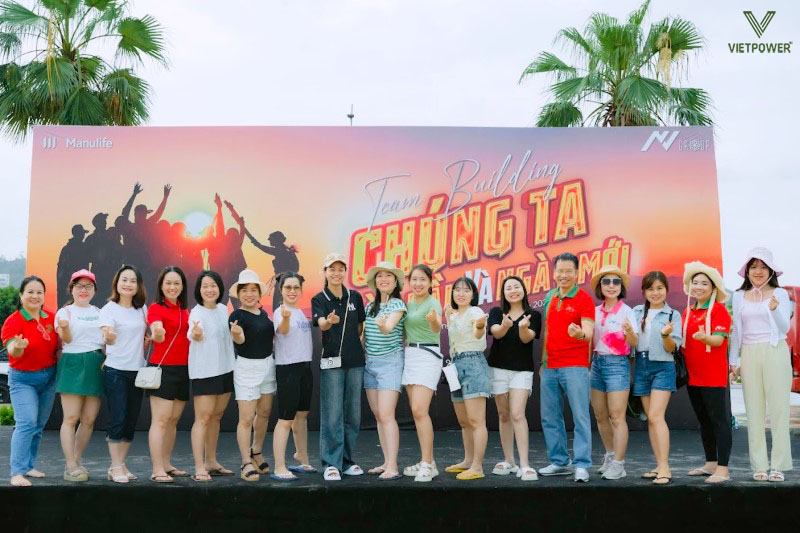 Backdrop team building với slogan gắn kết, bùng nổ