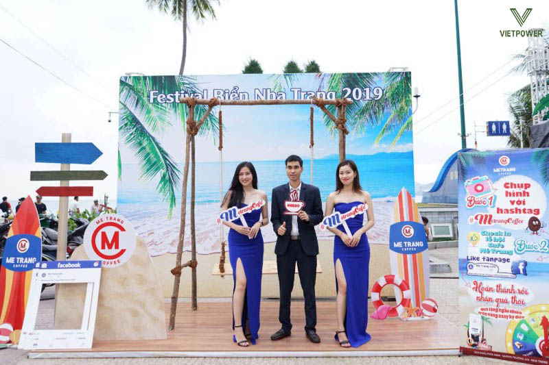 Backdrop kết hợp photo booth sáng tạo