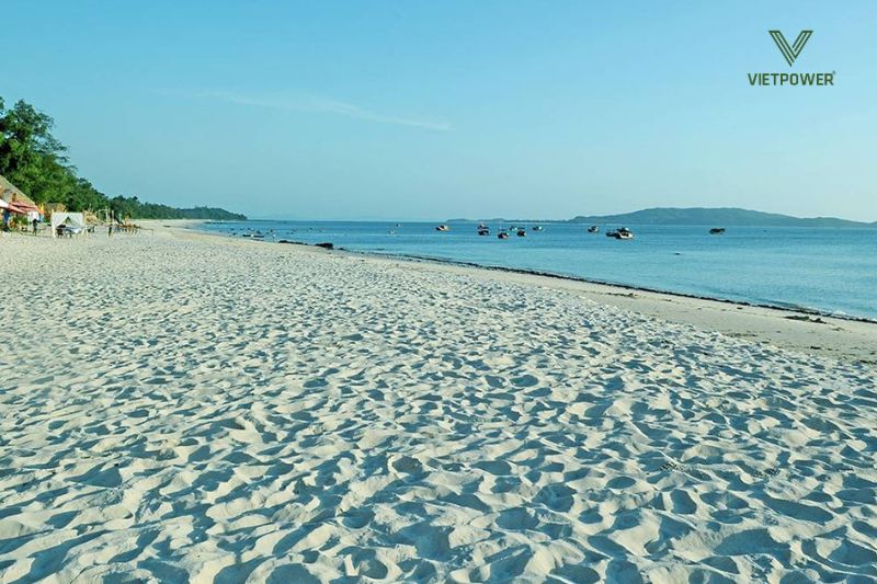Bãi biển Vàn Chảy mang vẻ đẹp hoang sơ, yên tĩnh