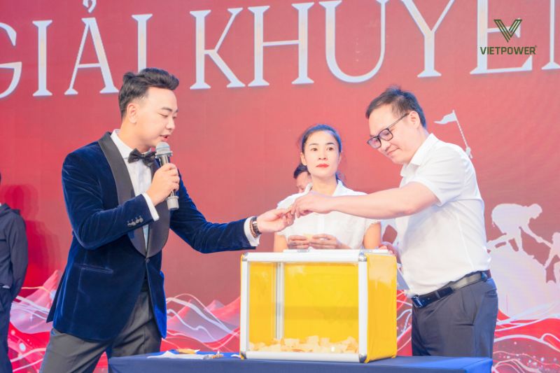 bốc thăm trúng thưởng - trò chơi team building trên sân khấu
