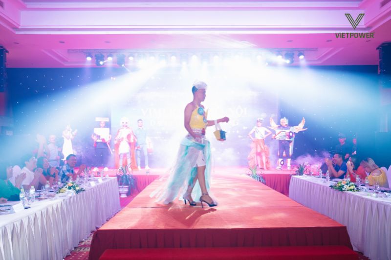 catwalk văn phòng - trò chơi team building trên sân khấu