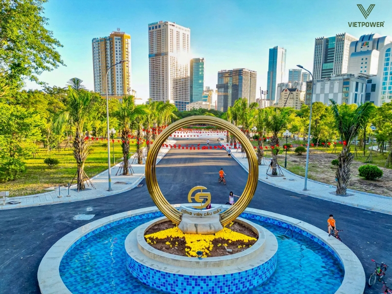 Công viên Cầu Giấy mang đến không gian xanh mát giữa đô thị, phù hợp cho nhóm vừa và nhỏ