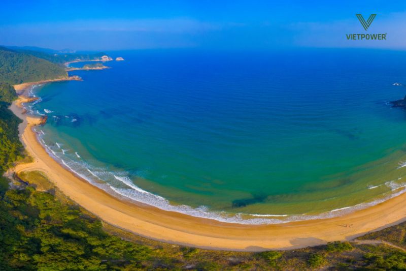 Đảo Cô Tô sở hữu bãi biển hoang sơ, bờ cát trắng trải dài