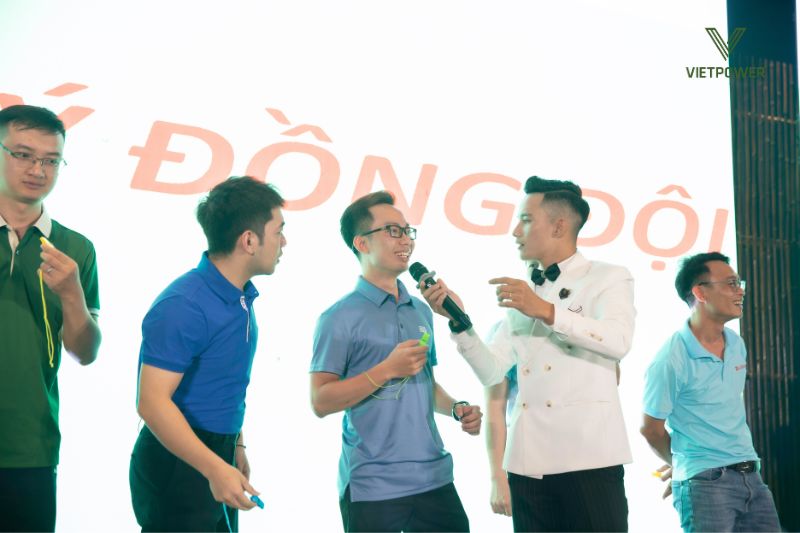 đoán ý đồng đội - trò chơi team building trên sân khấu
