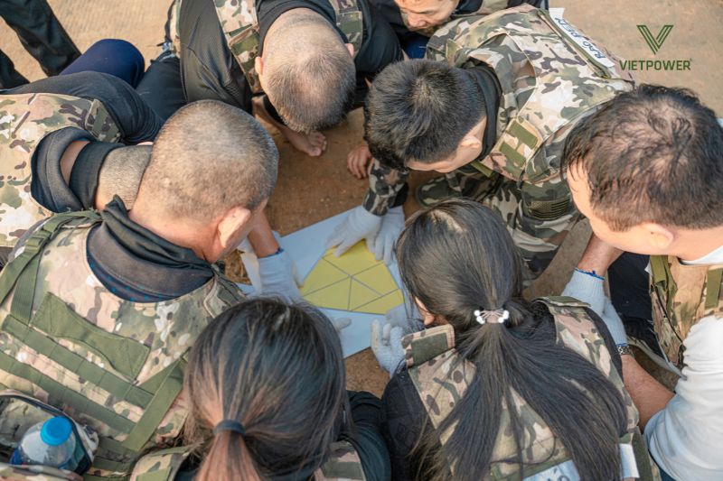 giải mã mật thư - trò chơi team building quân đội