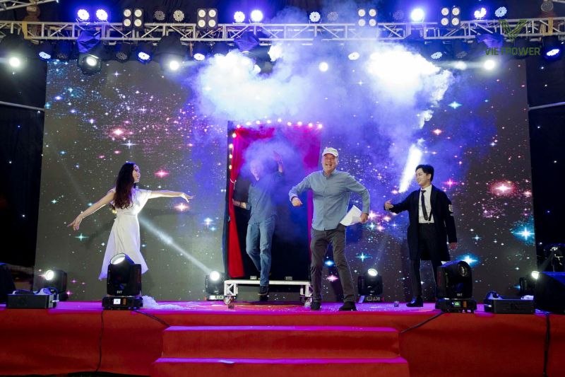 gương mặt thân quen - trò chơi team building trên sân khấu gala dinner