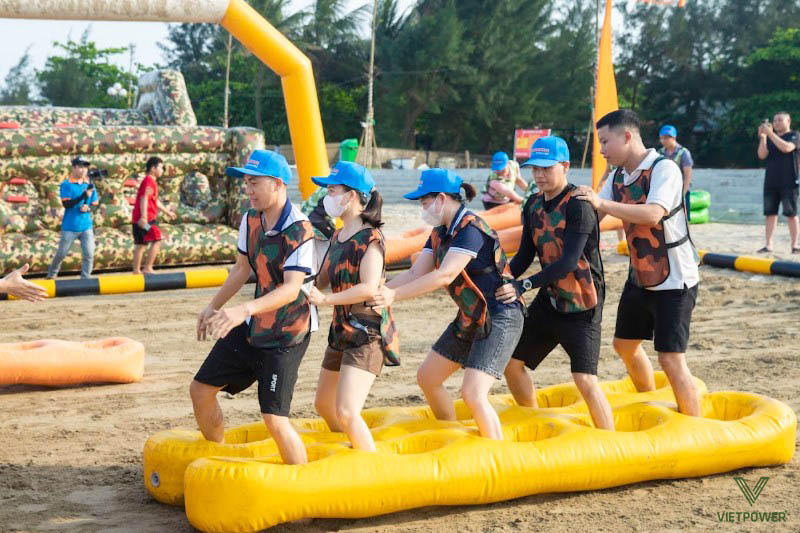 Hoạt động team building rất được ưa chuộng để gắn kết tinh thần tập thể Hoạt động team building rất được ưa chuộng để gắn kết tinh thần tập thể