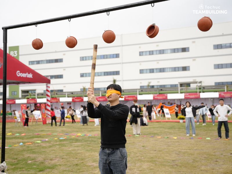 Bịt mắt đập niêu là trò chơi dân gian quen thuộc