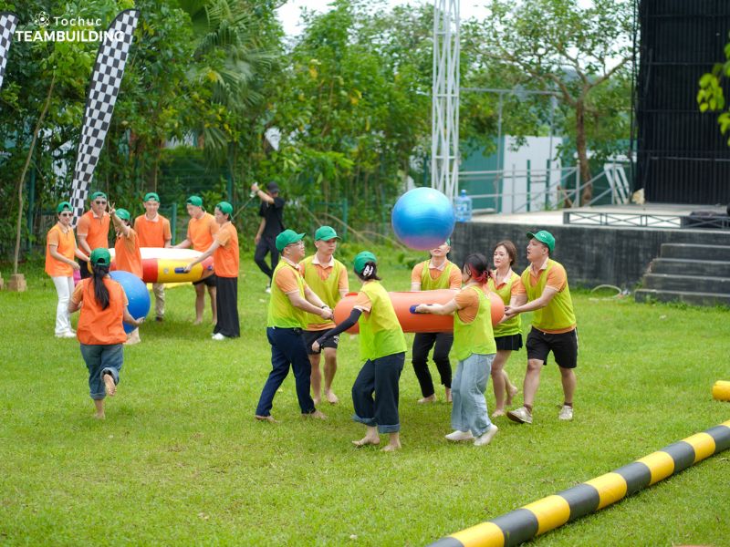 Bàn tâng bóng Yoga dễ chơi và tạo nên khung cảnh tập thể sôi động