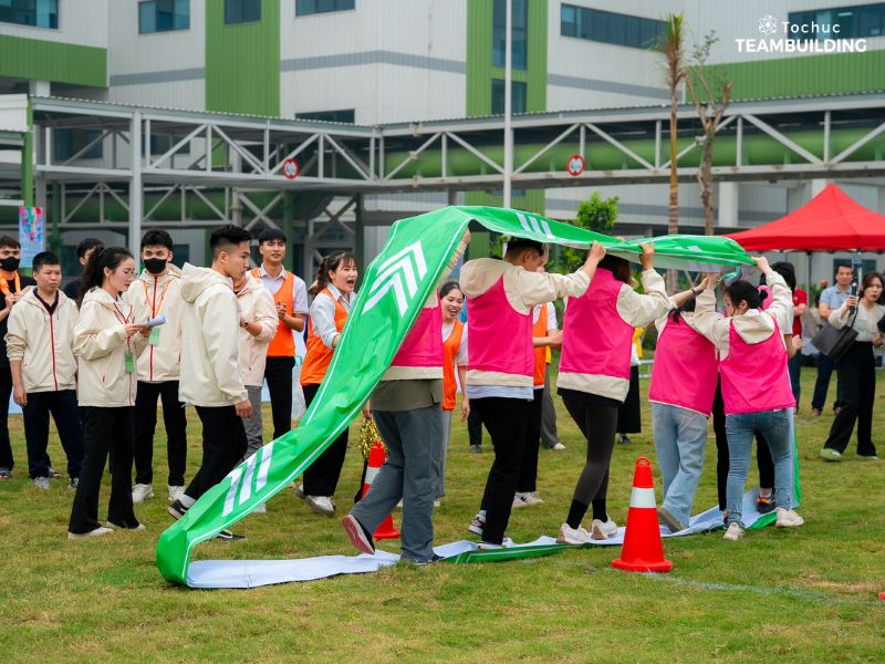 Bánh xe đồng đội nêu cao sự đồng lòng nhất chí hướng cùng nhau hướng về mục tiêu