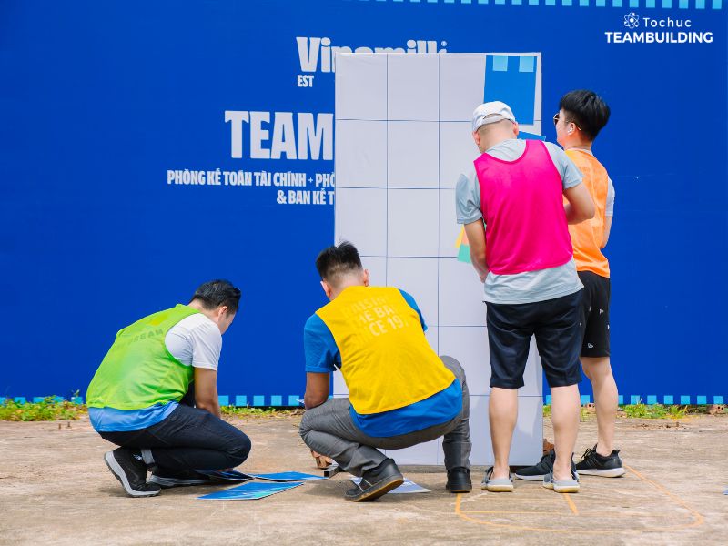 Các đội chơi phải lắp ghép các khối hình đúng với ảnh mẫu đề ra