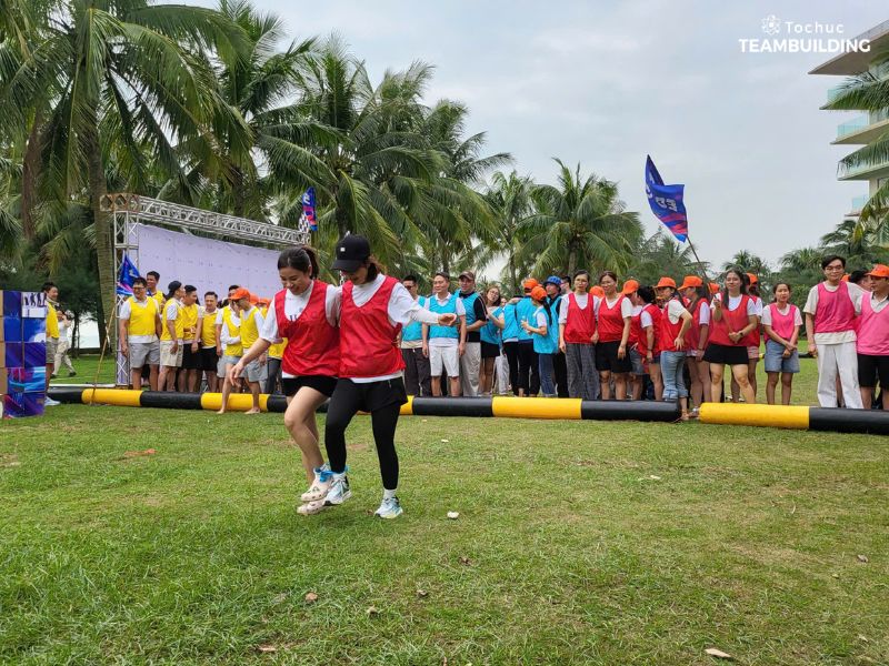 Bước chân đoàn kết mang tới bài học về việc thấu hiểu và điều chỉnh tốc độ để đạt được mục tiêu chung