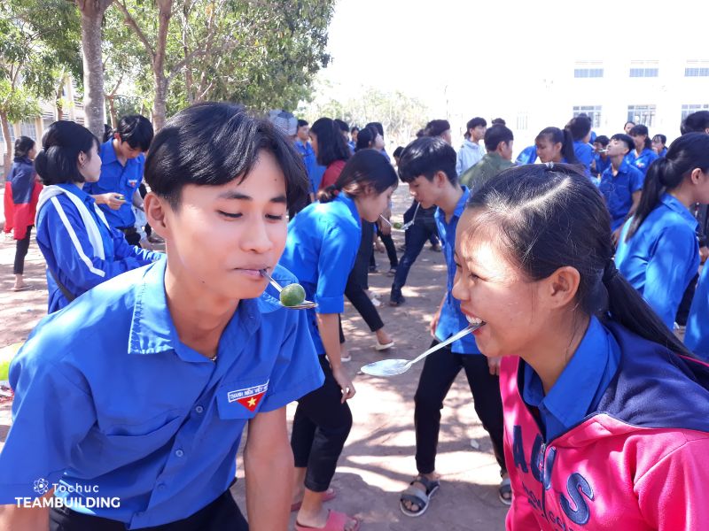 Chuyền bóng về đích yêu cầu sự phối hợp nhịp nhàng và tập trung cao độ