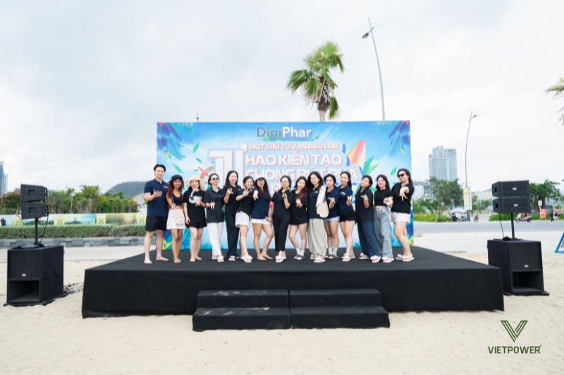 Kích thước backdrop vừa vặn giúp bố cục ảnh check in sân khấu trông cân đối với số lượng người chụp hình