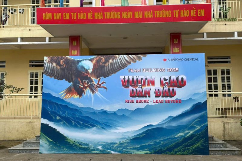 Backdrop làm sân khấu chính cho chương trình team building trong trường học
