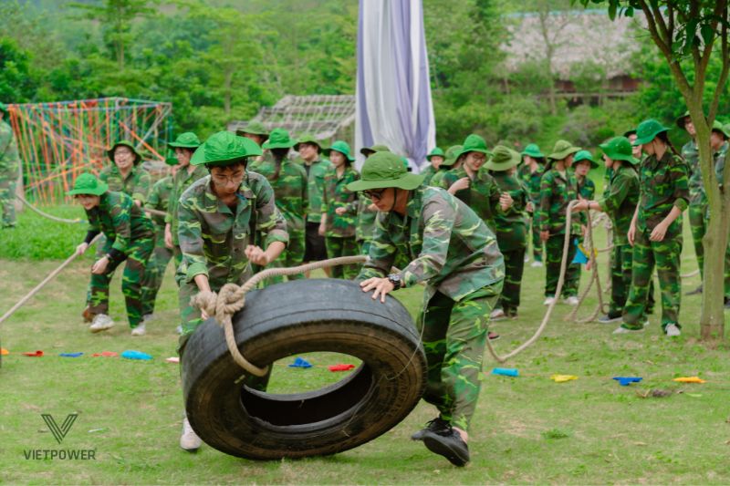 lật lốp trò chơi team building quân đội