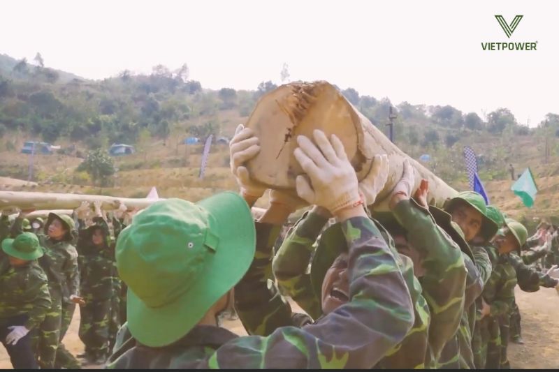 nâng gỗ - trò chơi team building quân đội