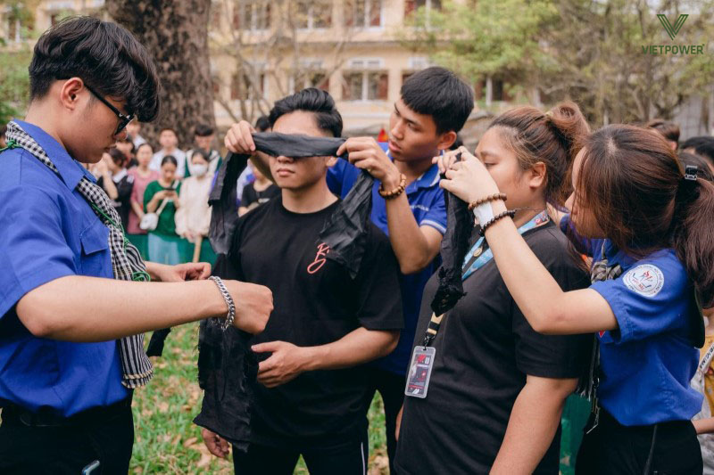 Bịt mắt bắt đồng đội là trò chơi được lựa chọn nhiều và chơi phổ biến Bịt mắt bắt đồng đội là trò chơi được lựa chọn nhiều và chơi phổ biến