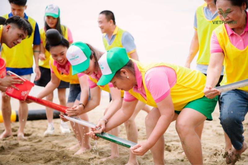 trò chơi chuyền nước máng tre - Chủ đề team building bãi biển giải nhiệt với trò chơi nước mát lạnh