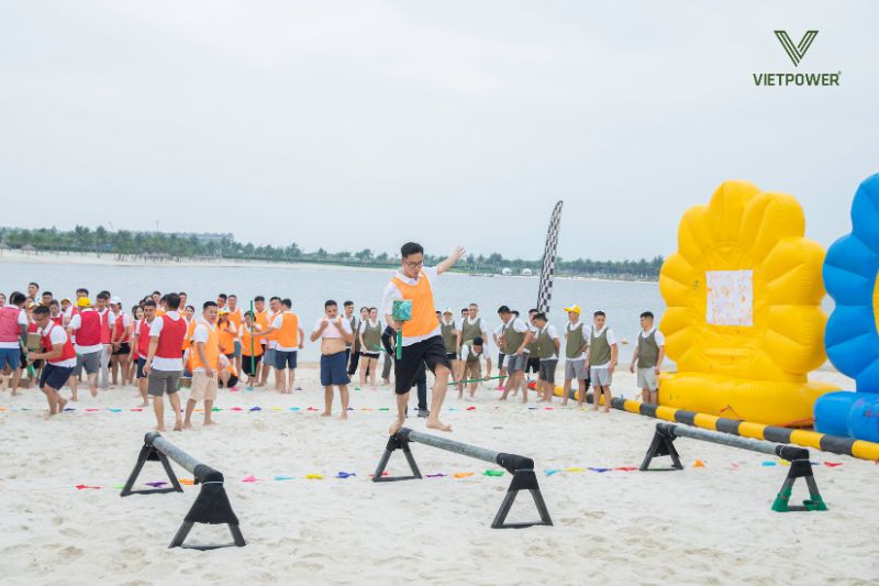 trò chơi đi cầu thăng bằng - Chủ đề team building bãi biển khám phá sáng tạo và vượt chướng ngại vật
