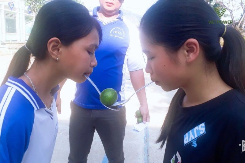 trò chơi đưa bóng bằng thìa - trò chơi team building trong lớp học