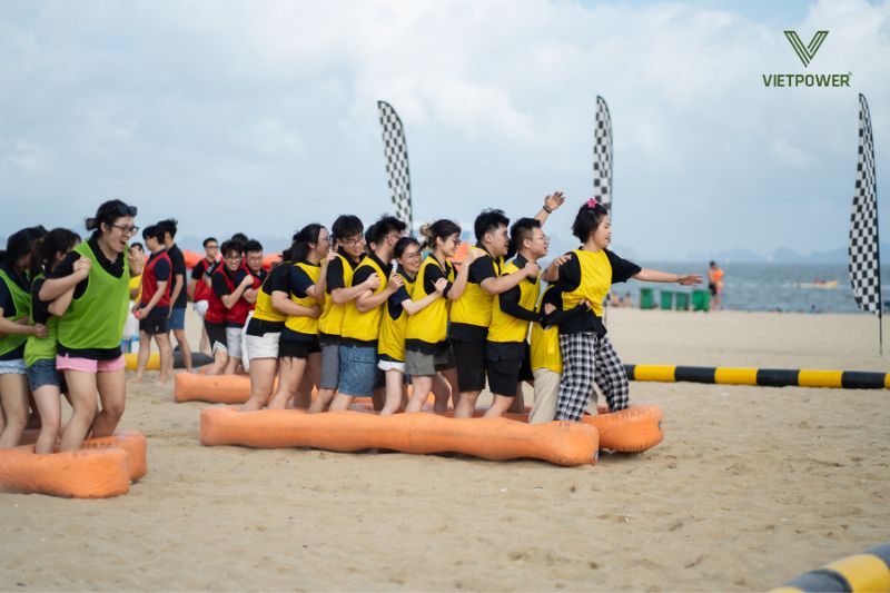trò chơi đua thuyền hia tốc độ - Chủ đề team building bãi biển đua tốc độ đồng đội rộn ràng tiếng cười