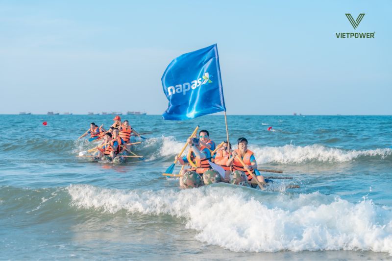 trò chơi đua thuyền trên biển -Chủ đề team building bãi biển hành trình phiêu lưu mạo hiểm đầy thách thức