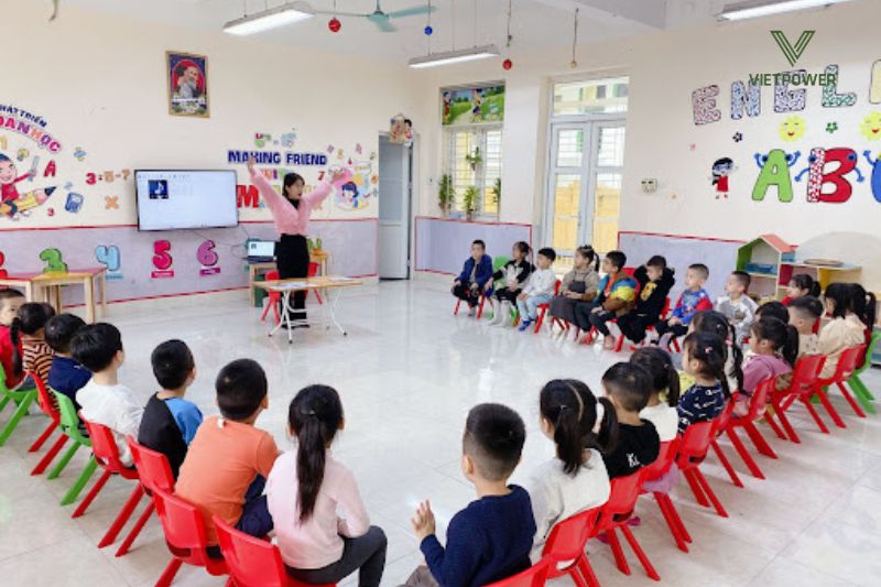 trò chơi team building đứng ngồi ngược lệnh - trò chơi team building trong lớp học vui nhộn