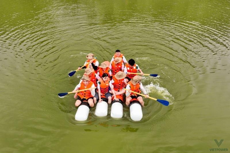 Vượt sông bằng phao đòi hỏi sự bình tĩnh và khéo léo