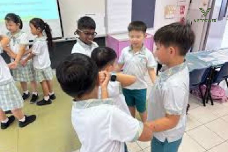 trò chơi gỡ rối dây người - trò chơi team building trong lớp học
