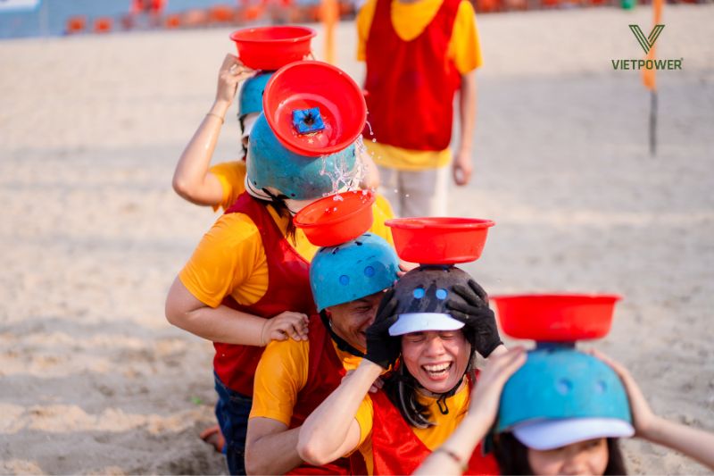 trò chơi mũ nước - chủ đề team building hài hước, sảng khoải gắn kết