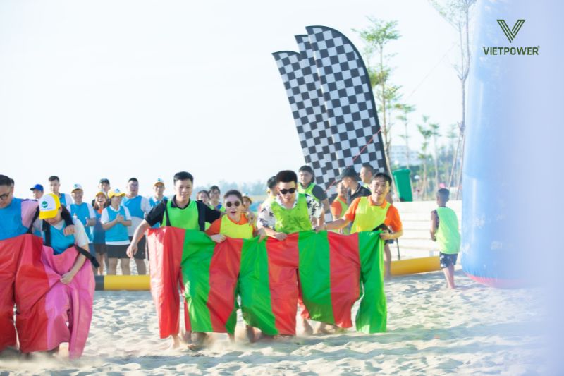 trò chơi nhảy bao bố -Chủ đề team building bãi biển trò chơi dân gian hiện đại đầy vui nhộn