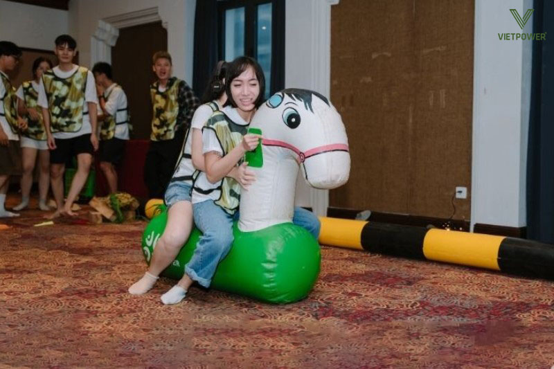 Trò đua thuyền trên cạn đơn giản nhưng cực kỳ hài hước Trò đua thuyền trên cạn đơn giản nhưng cực kỳ hài hước
