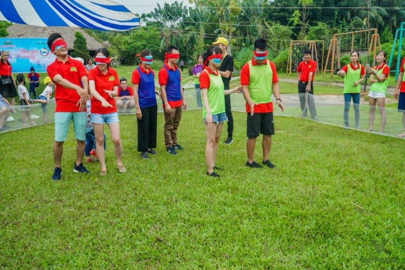 Bịt mắt bắt dê là một trò truyền thống mang lại tiếng cười và thử thách phản xạ Bịt mắt bắt dê là một trò truyền thống mang lại tiếng cười và thử thách phản xạ