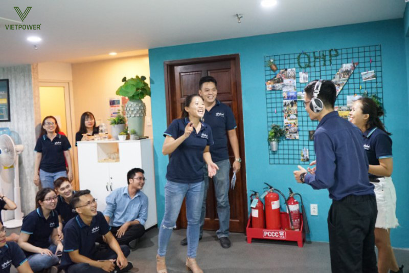 Truyền tin bằng hành động là trò vui nhộn, bất ngờ và đầy tiếng cười Truyền tin bằng hành động là trò vui nhộn, bất ngờ và đầy tiếng cười