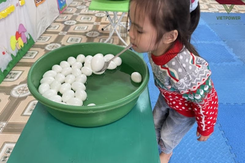 Truyền bóng bằng thìa đòi hỏi sự khéo léo và phối hợp nhịp nhàng