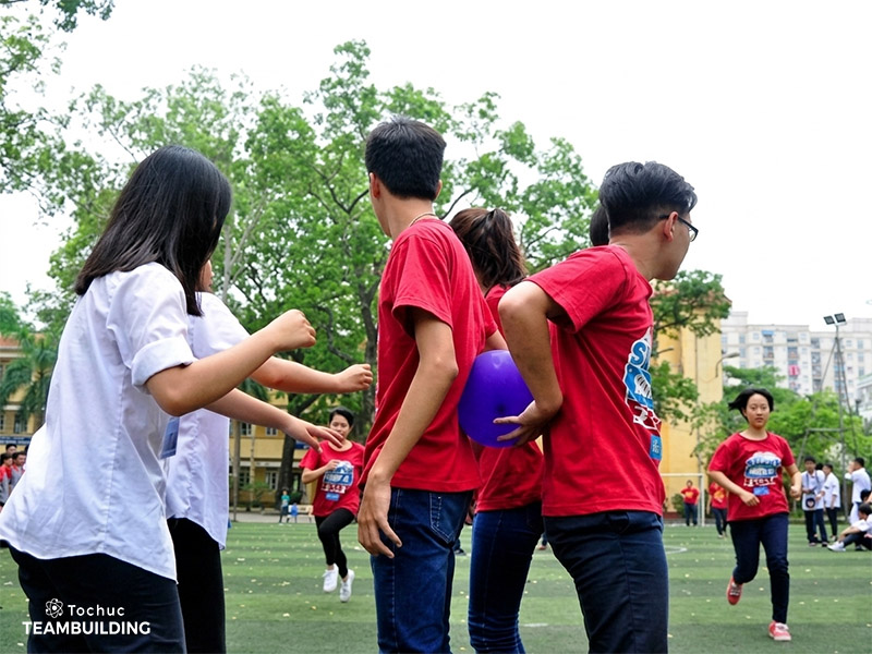 Trò Cặp đôi cảm biến cần người chơi phối hợp ăn ý để giữ bóng và vượt chướng ngại