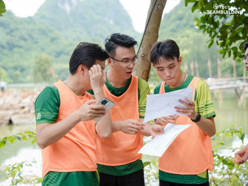 Trò Chuyến xe giải mã dẫn dắt cả đội lần theo mật thư, giải đố qua từng trạm để chạm tới kho báu